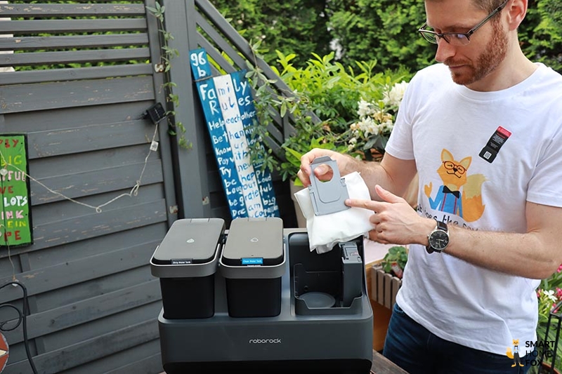 The automatic closing mechanism of the dust bag of the Roborock S7 MaxV Ultra suction station can be seen in the close-up.